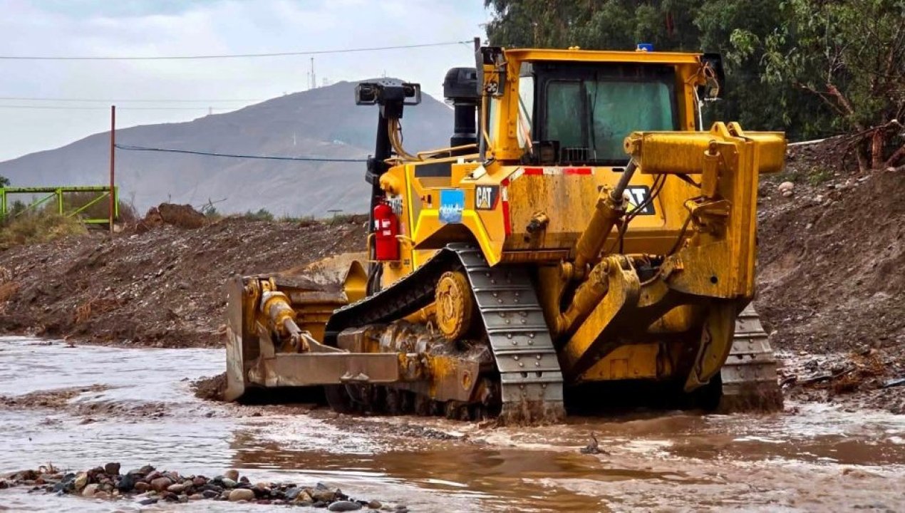 /atacama/alcalde-cristobal-zuniga-gestiona-trabajo-de-maquinarias-en-rio-copiapo