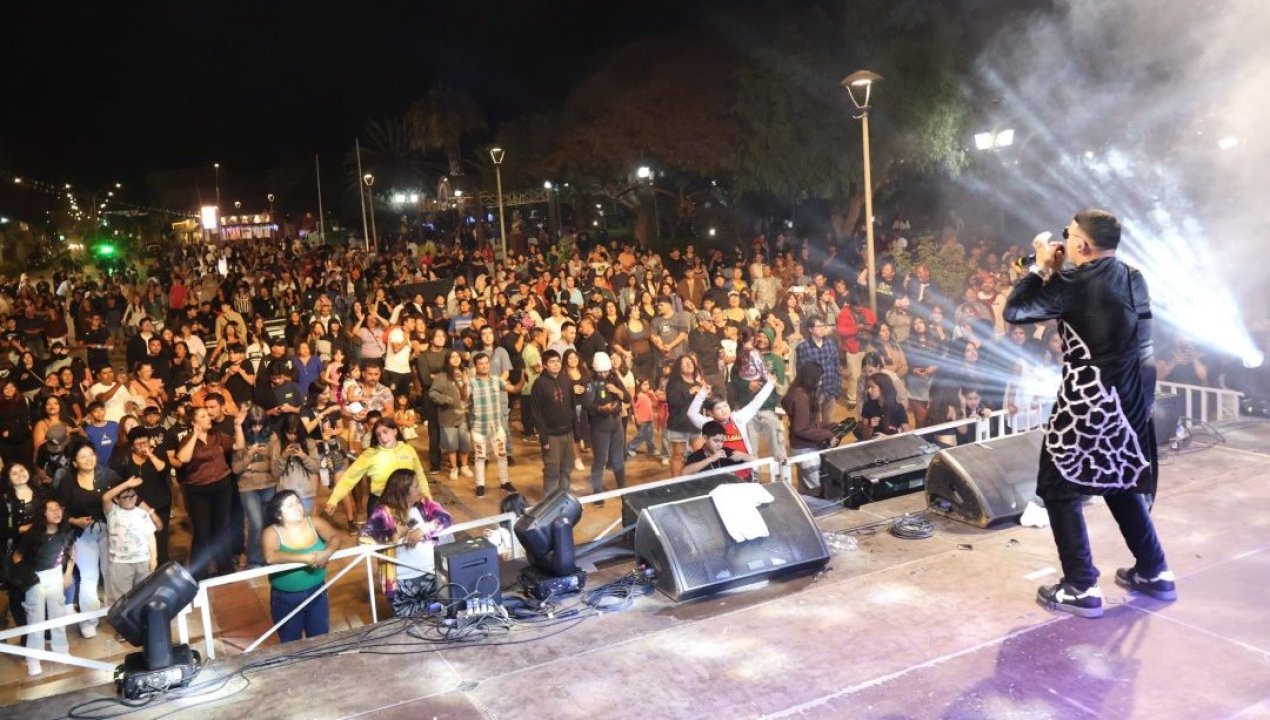 /gran-noche-juvenil-hizo-vibrar-la-plaza-prat-de-taltal-en-el-marco-de-las