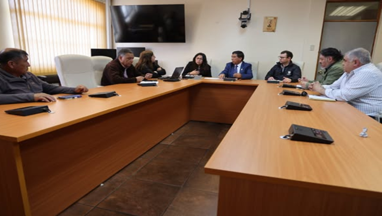 /autoridades-y-dirigentes-locales-coordinan-trabajo-para-mejorar-caminos-en
