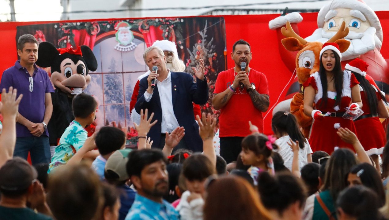 /carnaval-navideno-de-curico-reunio-a-cientos-de-familias