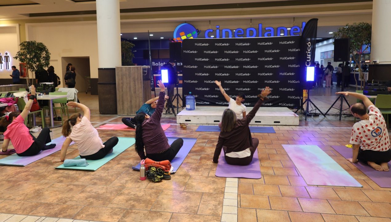 /yoga-reune-a-decenas-en-el-mall-de-curico