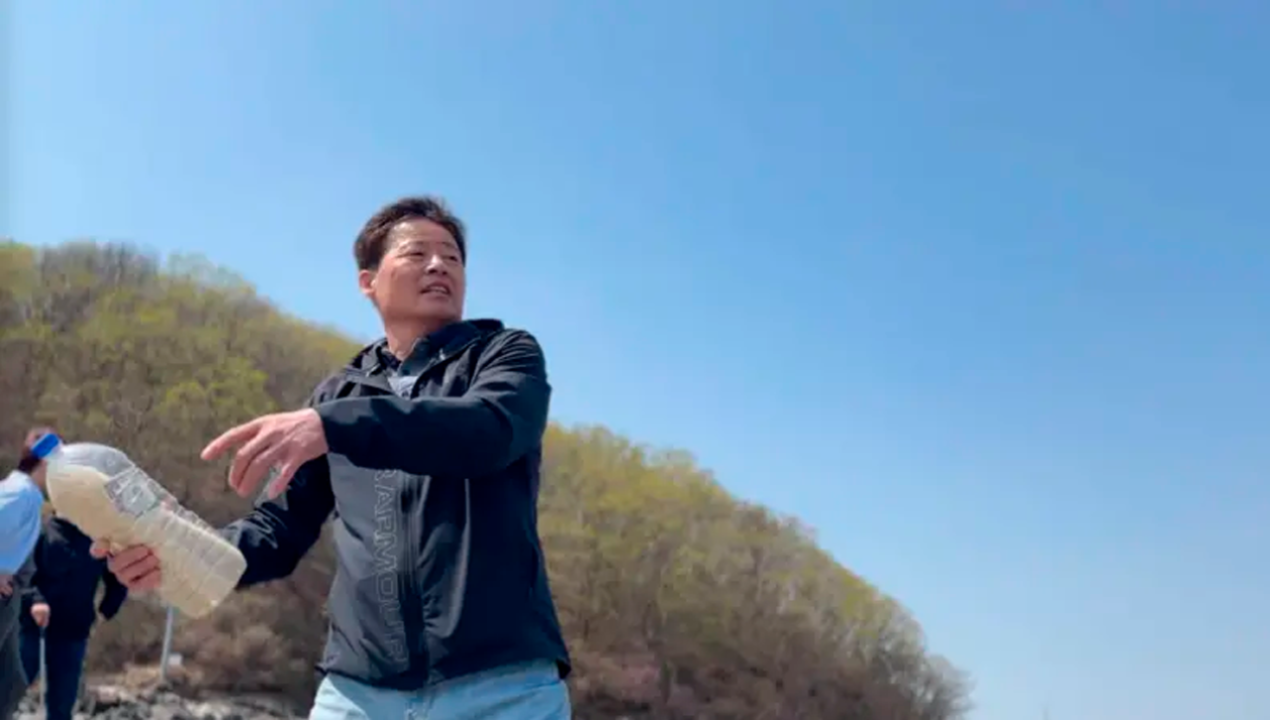 /internacional/asia/hombre-lanza-botellas-con-arroz-al-mar-para-evitar-muertes-en-corea-del