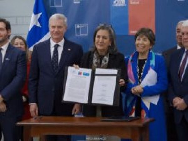 Autoridades firman convenio para reducir listas de espera médicas