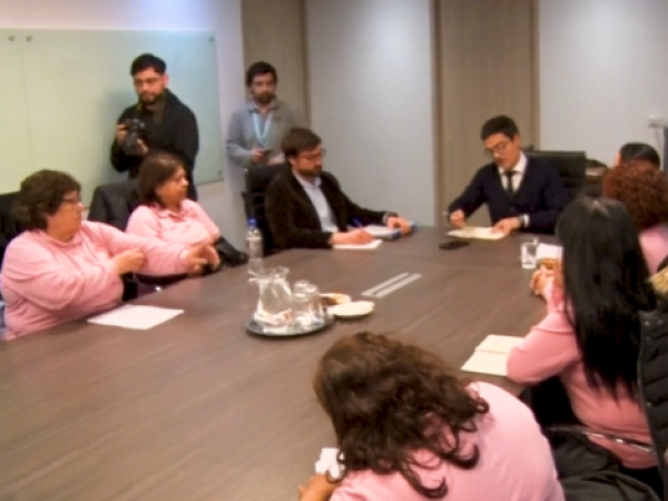 Manipuladoras de alimentos de O'Higgins y senadora Sepúlveda se reúnen con Junaeb por caso de 